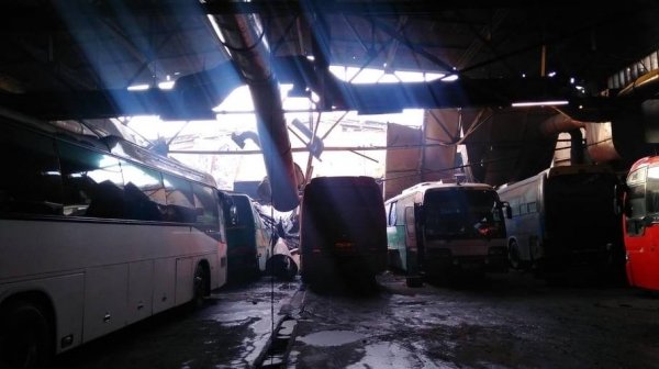 Крыша автобазы под тяжестью снега упала и раздавила пассажирские автобусы в Барнауле