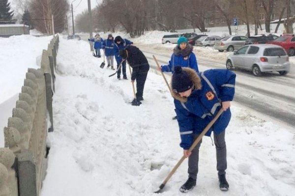Дорожники и дружинники чистят снег в Барнауле днем и ночью