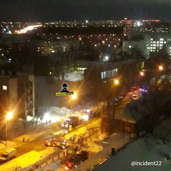Пожар в многоквартирном доме в Барнауле привёл к массовой эвакуации людей