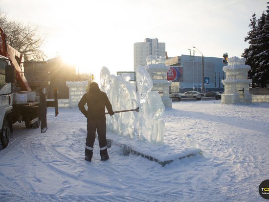 «Праздники закончились»: в Барнауле демонтируют снежный городок на площади Сахарова