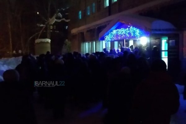 В первые рабочие дни «хвосты» очередей в поликлиники Барнаула оказались на улице