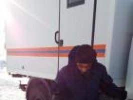 В заблокированные снегом села на снегоходах доставляют продукты и воду