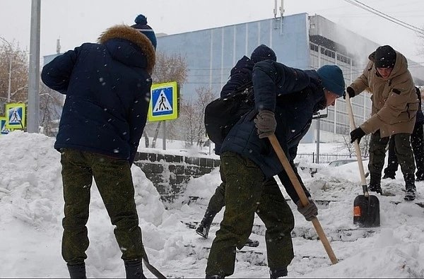 Власти Барнаула призывают волонтёров на «снежный штурм»
