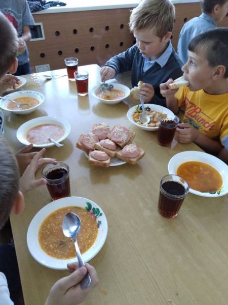 В Алтайском крае нужно обеспечить бесплатным питанием около 120 тысяч школьников