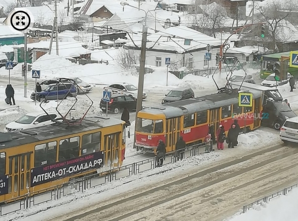 Движение трамваев заблокировано в Барнауле из-за ДТП