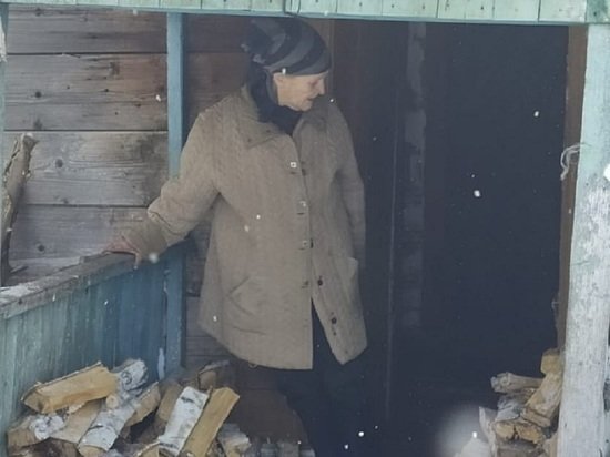 Чиновники проверили условия проживания замерзающей бабушки из алтайского села