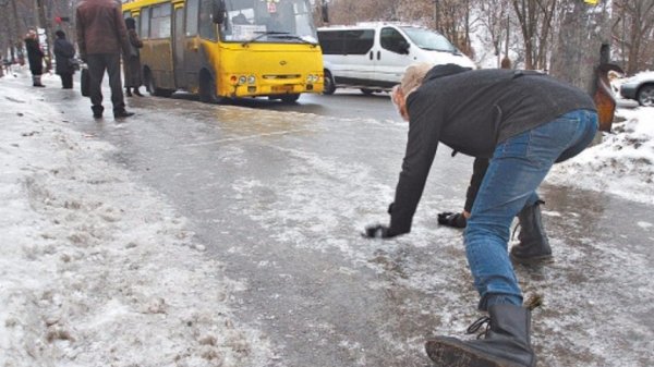 Прокуратура отсудила 150 тысяч бабушке, получившей травмы на скользкой дороге Барнаула
