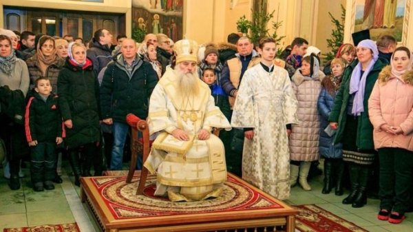 Алтайский митрополит в рождественскую ночь помолился за мир на Украине