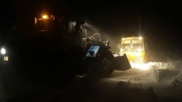 Алтайские дорожники на протяжении 12 часов вызволяли автомобилистов из снежного плена