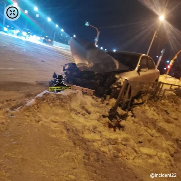 Соцсети: ДТП с участием КамАЗа и двух легковых автомобилей произошло в Барнауле
