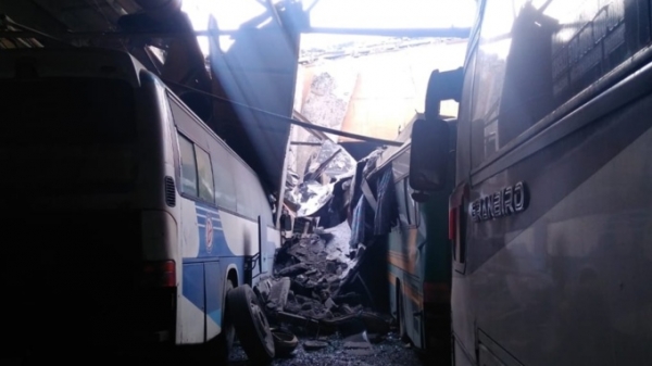 Крыша автобазы рухнула на пассажирские автобусы в Барнауле