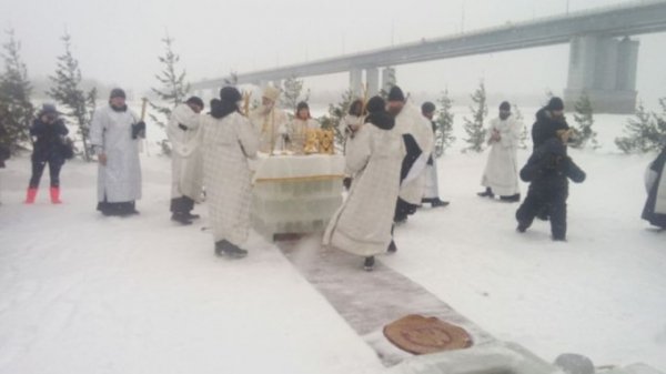 Главную купель в Барнауле открыли с опозданием на час