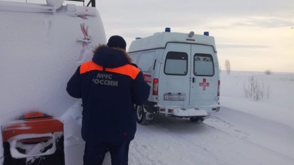 Алтайские спасатели вывезли больного ребенка из занесенного снегом села