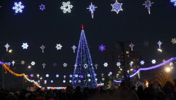 Сколько простоит главная городская елка на площади Сахарова в Барнауле