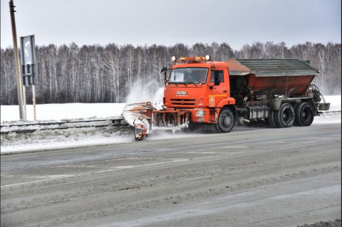 Дороги Новосибирской области в праздники чистят почти 1000 снегоуборочных машин
