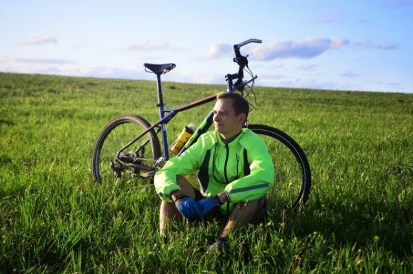 Алтайский футболист доехал на велосипеде до Малайзии