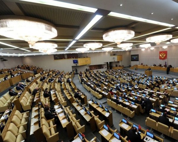 В блогах политиков обсуждают досрочные выборы в Госдуму, которые могут пройти в декабре