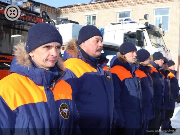 Спасатели помогают жителям Третьяковского района справляться с последствиями непогоды