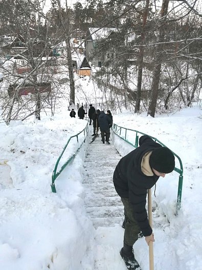 Барнаульские студенты расчищали снег на аллее ветеранов на Аванесова