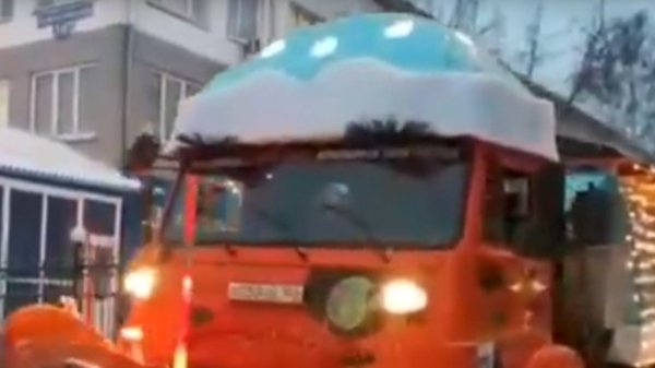 Грузовики-Снегурочки и тракторы – Деды Морозы чистят улицы Красноярска