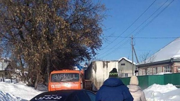Столкновение двух грузовиков полностью заблокировало движение на барнаульской улице