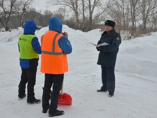 Осужденные помогают очищать улицы от снега в Рубцовске