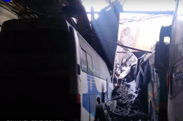 Крыша автобазы упала на четыре пассажирский автобуса в Барнауле