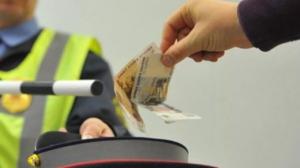 Иностранец предложил алтайскому инспектору три тысячи, чтобы не платить 800 рублей
