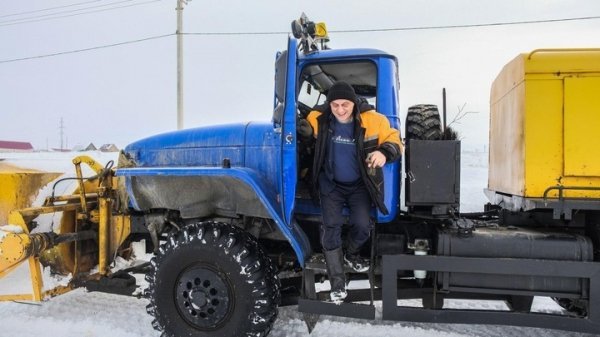 Без сна, выходных и рыбалки: как водитель в Барнауле сражается со снегом