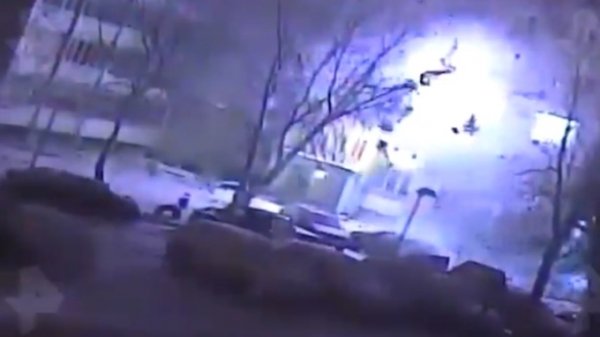 Момент взрыва бытового газа в жилом доме в Твери попал на видео