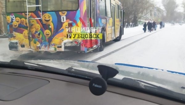 «Колея победила»: троллейбус вылетел с дороги в Рубцовске