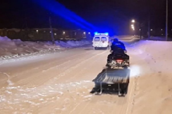 Алтайские медики добрались до больного на снегоходах спасателей