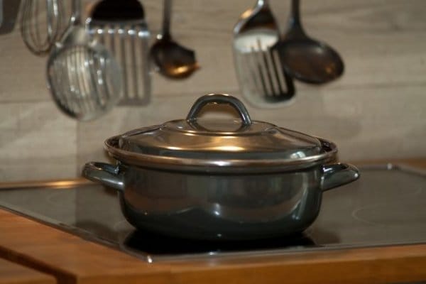 В Барнауле двухлетний мальчик опрокинул на себя кастрюлю с горячим супом
