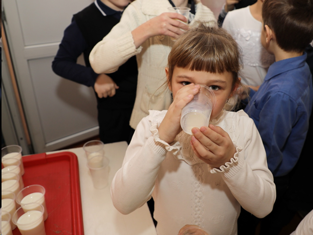 Школьники начальных классов Иркутской области стали получать по стакану молока в день