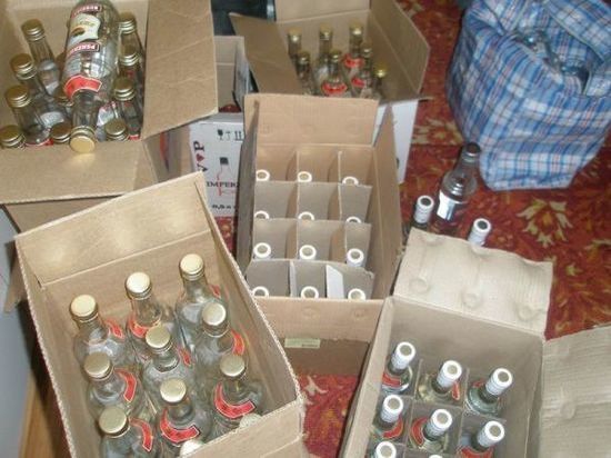 На Алтае мужчина взял в отпуск 800 бутылок водки
