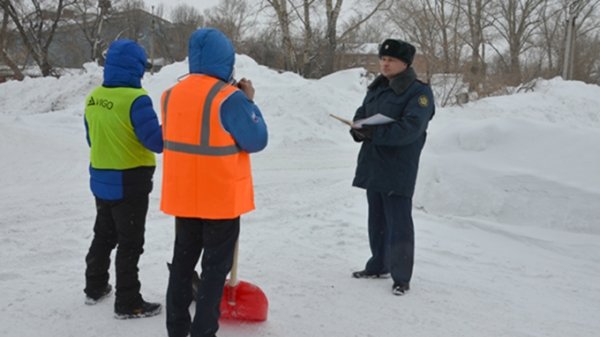 Осужденные вышли на очистку улиц Рубцовска от снега
