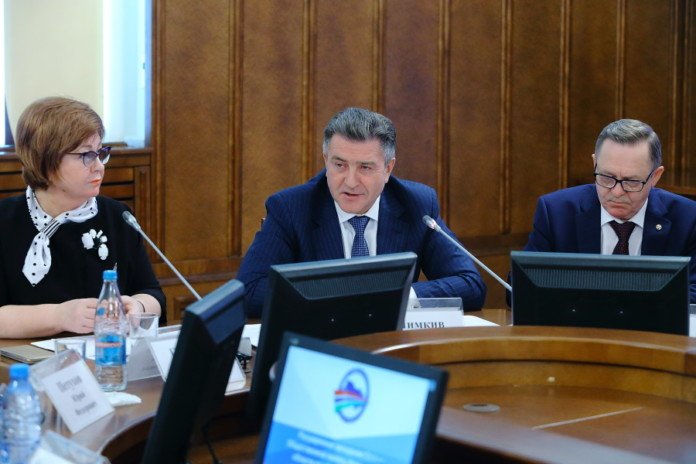 «Нужно отточить»: Общественная палата НСО обсудила поправки к Конституции РФ
