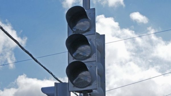 Отключение светофоров спровоцировало серьезную пробку на перекрестке в Барнауле