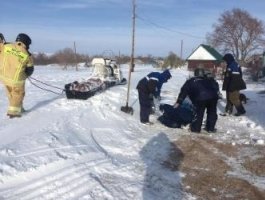 В заблокированные снегом села на снегоходах доставляют продукты и воду