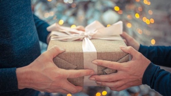 Барнаульцам предлагают обменяться новогодними подарками
