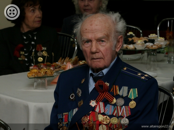 Виктор Томенко вручил жителям Алтайского края первые юбилейные медали в честь 75-летия Победы в Великой Отечественной войне