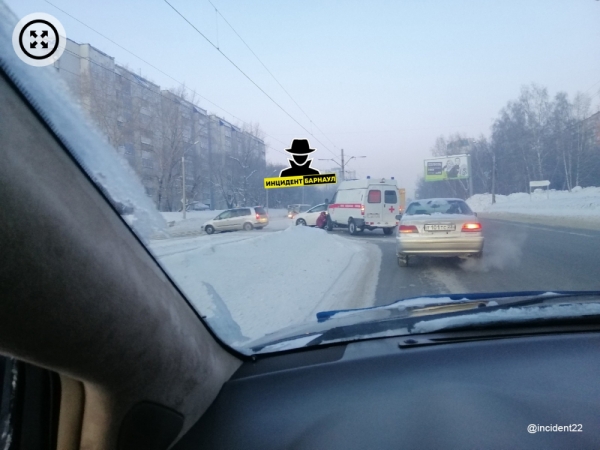 Трамвай протаранил скорую помощь в Барнауле