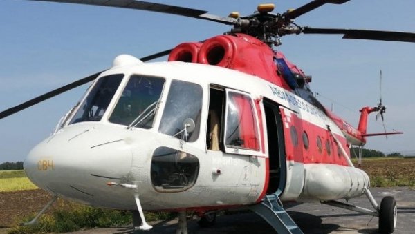 Сугробы вынудили медицинский вертолет приземлиться на дорогу в Новосибирской области