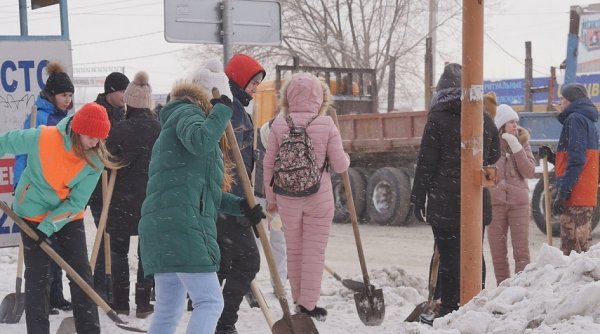 «Снежный штурм» от барнаульских волонтёров помог очистить от снега полсотни зданий и километры тротуаров