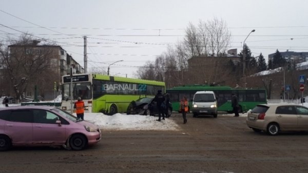 Жесткое столкновение автобуса и "легковушки" произошло в Барнауле