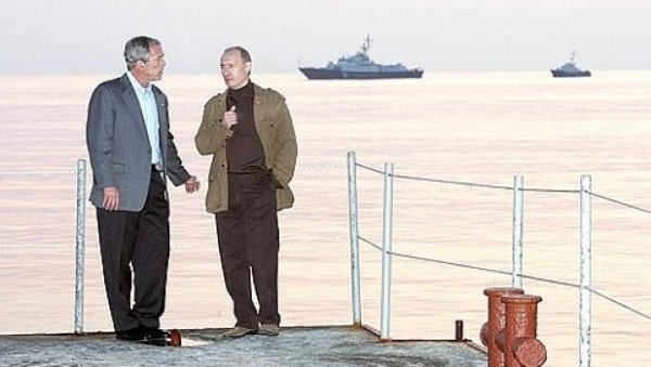 Кремль разместил архивное видео с хороводами Владимира Путина и Джорджа Буша
