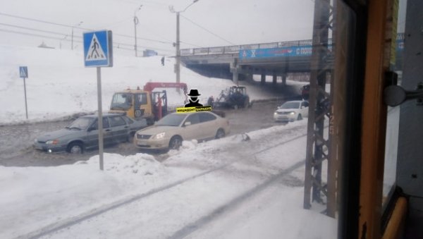 Авария лишила жителей Барнаула холодной воды и затопила проблемную дорогу
