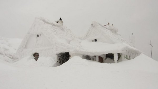 Вместо улиц — траншеи. Как на Алтае разгребают последствия экстремального снегопада