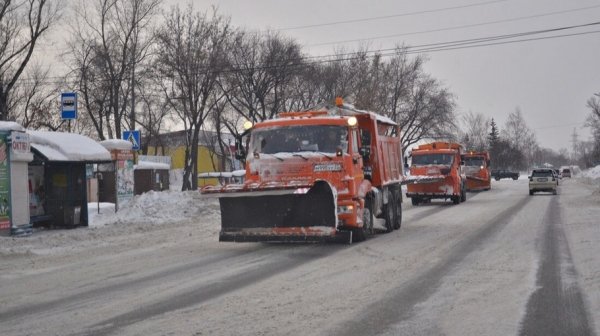 Глава Бийска потребовал от коммунальщиков начать чистить снег на тротуарах