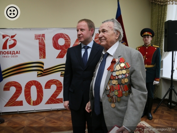 Виктор Томенко вручил жителям Алтайского края первые юбилейные медали в честь 75-летия Победы в Великой Отечественной войне